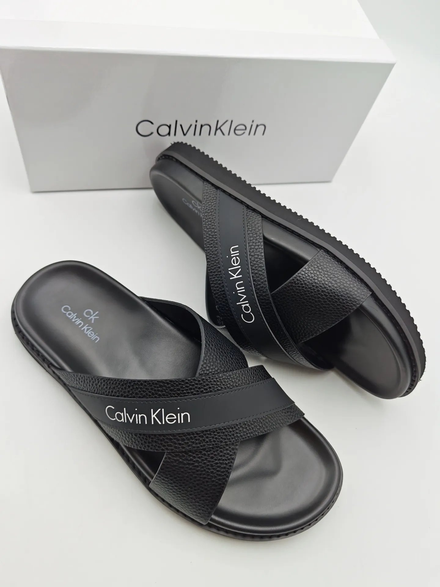 Men's shoes 💰300 Calvin Klein CK men's slippers, the upper of this slipper is made of imported cowhide, and the sole is also imported new EVA material. The foamed ultra-light outsole is more non-slip, three-dimensional and skin-friendly. Available from stock, long-term availability, Size: 38-46 yards.